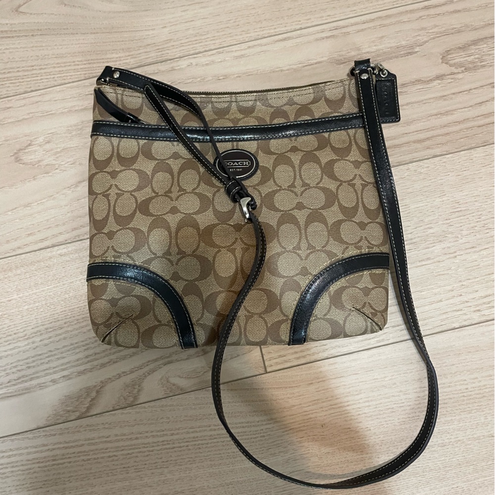 😍EUC Coach Leather Crossbody bag😍